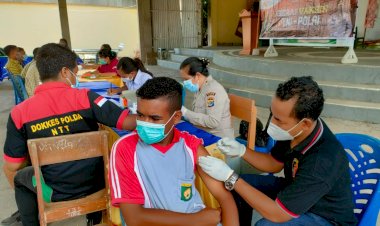 Jemput-Bola,-Gerai-Vaksin-TNI---POLRI-Datangi-Sekolah-sekolah-Di-Kabupaten-Sikka