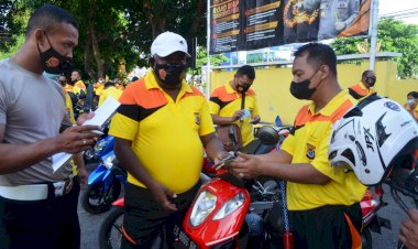 Menjelang-Pelaksanaan-Operasi-Zebra,-Propam-Polres-Sikka-Periksa-Kelengkapan-Diri-dan-Surat-Surat-Kendaraan-Anggota