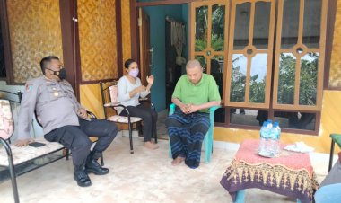 Wujud-Kepedulian-Pimpinan,-Kapolres-Sikka-Jenguk-Anggota-Yang-Sakit