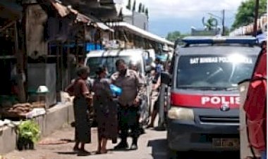 Kasat-Binmas-Dan-Kasi-Bankum-Polres-Sikka-Laksanakan-Bakti-Sosial-di-Pasar-Alok-dan-Pasar-Geliting