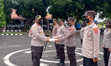 Kapolres-Sikka-memberikan-Penghargaan-kepada-Personil-Berprestasi