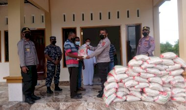 Kapolres-Sikka-Bersama-Danlanal-Maumere-Memberikan-Bantuan-Sosial-Kepada-Paroki-Kristus-Raja-Wolon-Maget.