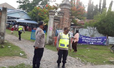 Perayaan-Natal,-Kapolres-Sikka-AKBP-SAJIMIN,-S.I.K.,-M.H.-Mengecek-Personil-PAM-Gereja-dan-Pos-PAM-Terpadu-di-Kab.-Sikka