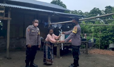 Bhabinkamtimbas-Polsek-Kewapante-Beri-Alat-Bantu-Jalan-kepada-Warga-Desa-Kajowair