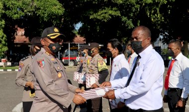 Menjelang-akhir-tugas-di-Polres-Sikka,-Kapolres-berikan-penghargaan-kepada-10-Personil