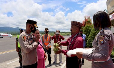 PENJEMPUTAN-KAPOLRES-SIKKA-DI-BANDAR-UDARA-FRANS-SEDA-DI-SAMBUT-DENGAN-PROSESI-