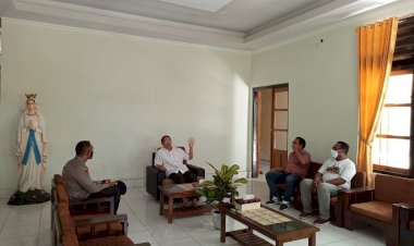 Kapolres-Sikka-jalin-silahturahmi-bersama-Pastor-Paroki-Thomas-Morus-Maumere-dan-Ketua-MUI-Kab.-Sikka