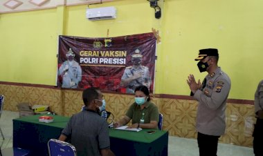 Kapolres-tinjau-langsung-pelaksanaan-vaksinasi-dosis-I,-II,-dan-booster-di-Aula-P.-A.-Tiwon-Polres-Sikka