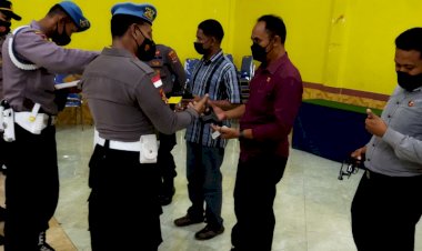 Cegah-Penyalahgunaan,-Propam-Polres-Sikka-Periksa-Senpi-Dinas-Personil