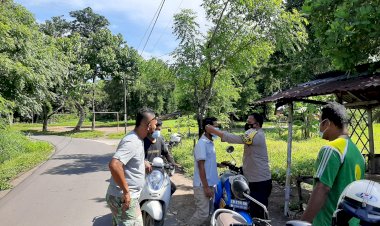 Operasi-Yustisi,-Bhabinkamtibmas-Polsek-Alok-Bagikan-Masker-Dan-Himbau-Masyarakat-Disiplin-Jalankan-Prokes