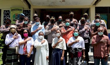 Kapolres-Sikka-bersama-Ketua-Bhayangkari-Cab.-Sikka-Lakukan-Kunjungan-Kerja-di-Polsek-Bola