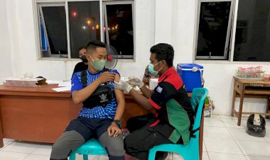 Polres-Sikka-Gelar-Vaksinasi-Malam-Hari-di-Masjid-Darussalam-Waioti