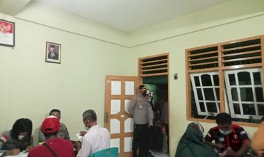 Kapolres-Sikka-Tinjau-Langsung-Kegiatan-Vaksinasi-Malam-Hari-di-Masjid-Al-Muhajirin-Perumnas
