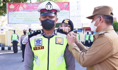 Bupati-Sikka-Pimpin-Apel-Gelar-Pasukan-Operasi-Ketupat-Turangga-2022-di-Polres-Sikka