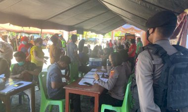 970-Dosis-Vaksin-Diberikan-Kepada-Masyarakat-Oleh-Gerai-Vaksin-Polres-Sikka-di-Halaman-Barata-Maumere