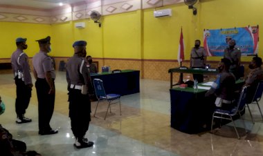 Wujud-Komitmen-Menjaga-Disiplin-Personil,-Sipropam-Polres-Sikka-Laksanakan-Sidang-Terhadap-3-Anggota