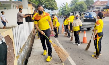 Kapolres-Sikka-Bersama-Anggota-Laksanakan-Korve-Di-Halaman-Mako-Polres-Sikka