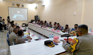 Wakapolres-Sikka-Pimpin-Anev-Bulanan-Di-Ruang-PPKO-Polres-Sikka