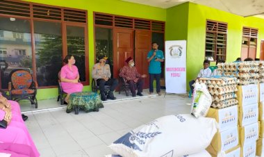 Kapolres-Sikka-Dan-Ibu-Ketua-Bhayangkari-Cabang-Sikka-Kunjungi--Panti-Asuhan--Ummul-Mukminin-Hafsah-Waioti.