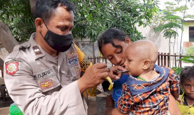 Bhabinkamtibmas-antar-Makanan-Tambahan-untuk-Mencegah-Anak-Stunting
