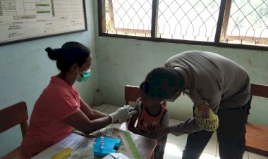 Bhabinkamtibmas-Dampingi-Anak-anak-Usia-6-11-Tahun-Agar-Berani-di-Suntik--Vaksin