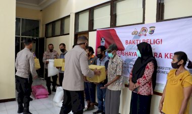 Hari-Bhayangkara-ke-76,-Kapolres-Sikka-berikan-bantuan-sembako-kepada-Purnawirawan-Polri-dan-Warakawuri