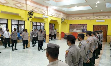 Wakapolres-Sikka-Pimpin-Apel-Pagi--di-Aula-P.A.-Tiwon.