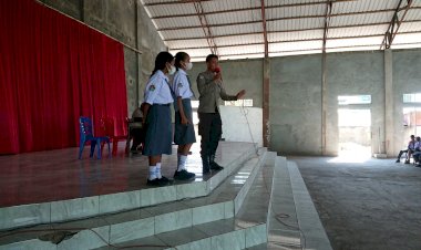 Kasat-Binmas-Polres-Sikka-Beserta-Anggota-Laksanakan-Sosialisasi-Bahaya-Kenakalan-Remaja-Kepada-Pelajar-SMA-Negeri-1-Maumere.