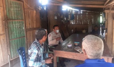 Bhabinkamtibmas-Polsek-Waigete-Sosialisasikan-Pencegahan-PMK-Ke-Masyarakat