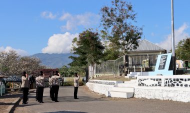 Polwan-Polres-Sikka-Ziarahi-Taman-Makam-Pahlawan-Iligetang