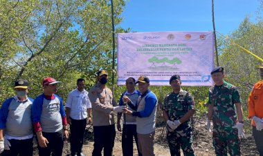 Kapolres-Sikka-Hadiri-Kegiatan-Penanaman-Mangrove-di-Desa-Reroroja