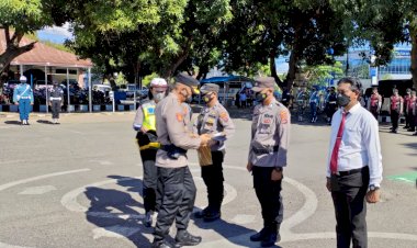 Kapolres-Sikka-Berikan-Penghargaan-Kepada-4-Personilnya-Yang-Berprestasi