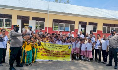 Laksanakan-Operasi-Bina-Waspada-2022,-Satuan-Binmas-Polres-Sikka-Berikan-Himbauan-Nasionalisme-Kepada-Siswa-SDI-Wairhubing-Dan-Para-Buruh-Pelabuhan-Wuring