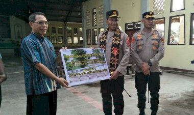 Kapolda-NTT-Berikan-Bantuan-100-Sak-Semen-Untuk-Gereja-Santo-Yohanes-Paulus-II-Centrum-Maumere