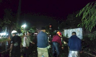 Jajaran-Polsek-Polsek-Kewapante-Turun-Langsung-Bantu-Evakuasi-Warga-Terdampak-Bencana-Angin-Puting-Beliung