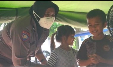 Rumahnya-Hancur-Akibat-Gempa-Cianjur,-Polwan-Bhabinkamtibmas-Ini-Tetap-Jalani-Tugas-Layani-Masyarakat