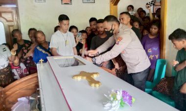 Kapolres-Sikka-Menghadiri-Pemakaman-Anggota-Bhayangkari-Cabang-Sikka