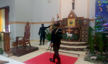 Brimob-Sterilisasi-Gereja-di-seputaran-Kota-Maumere-jelang-Malam-Natal