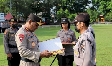 Kapolda-NTT-Irjen-Pol-Drs.-Johni-Asadoma,-M.Hum-berikan-penghargaan-kepada-dua-anggota-Satpam.-Pemberian-penghargaan-ini-karena-kedua-Satpam-tersebut-dinilai-berprestasi-dalam-menjalankan-tugas-tugasnya-membantu-Polri-menjaga-Kamtibmas.