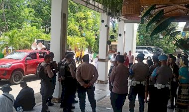 Polres-Sikka-Lakukan-Pengamanan-Aksi-Damai-oleh-Jaringan-HAM-Kab.-Sikka-di-Kantor-Kejaksaan-Negeri-Maumere