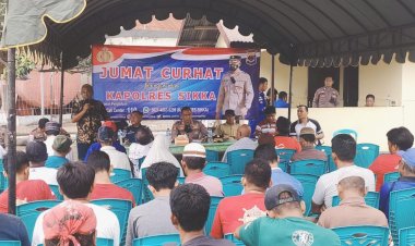 Kapolres-Sikka-Tanggapi-Langsung-Keluharan-Masyarakat-Wuring-Dalam-Kegiatan-Jumat-Curhat