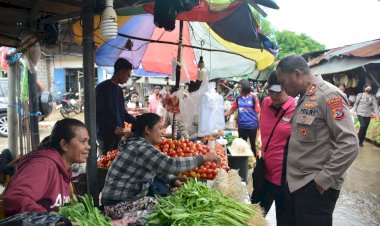Jumat-Curhat-di-Pasar-Kasih-Naikoten-I,-Kapolda-NTT-Terima-Berbagai-Keluhan-Masyarakat