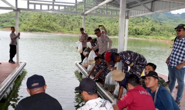 Kapolres-Sikka-Tebar-7000-Benih-Ikan-Nila-bersama-Forkopimda-dan-BUMN