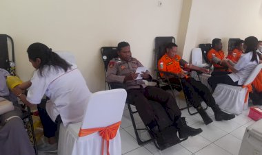 Anggota-Polres-Sikka-ikut-serta-giat-donor-darah-sambut-HUT-Basarnas-ke-51