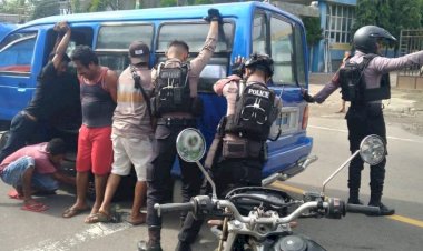 Anggota-Turjawali-Sat-Samapta-Polres-Sikka-Bantu-Mobil-Angkot-Yang-Mogok