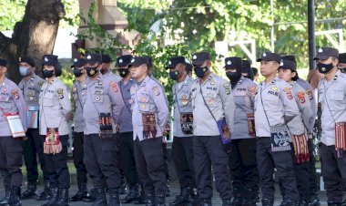 Dukung-Kebijakan-Kapolda-NTT,-Personil-Polres-Sikka-Serentak-Kenakan-Tas-Selempang-Khas-Daerah-NTT-Produk-UMKM