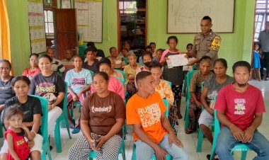 Bhabinkamtibmas-Polsek-Nita-Laksanakan-Pengamanan-Pembagian-BLT-DD-di-Desa-Tilang