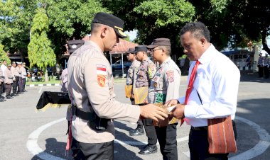 Kapolres-Sikka-Berikan-Penghargaan-Kepada-4-Personilnya-Yang-Berprestasi
