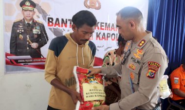 Kunjungi-Pulau-Palue,-Kapolres-Sikka-Bagikan-Bantuan-Kemanusiaan-Dari-Kapolri