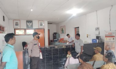 Bhabinkamtibmas-Polsek-Paga-Laksanakan-Pengamanan-Pembagian-Bansos-PKH-dan-Sembako-dari-Kemensos-RI-kepada-Masyarakat-Desa-Tanawawo